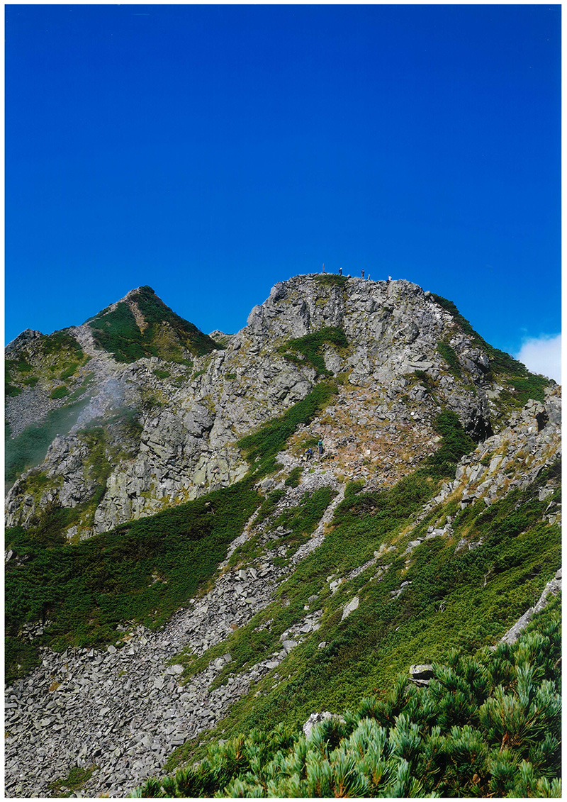 西穂高岳の独標（手前の四角い岩場）とピラミッド・ピーク（奥の三角形の岩場）